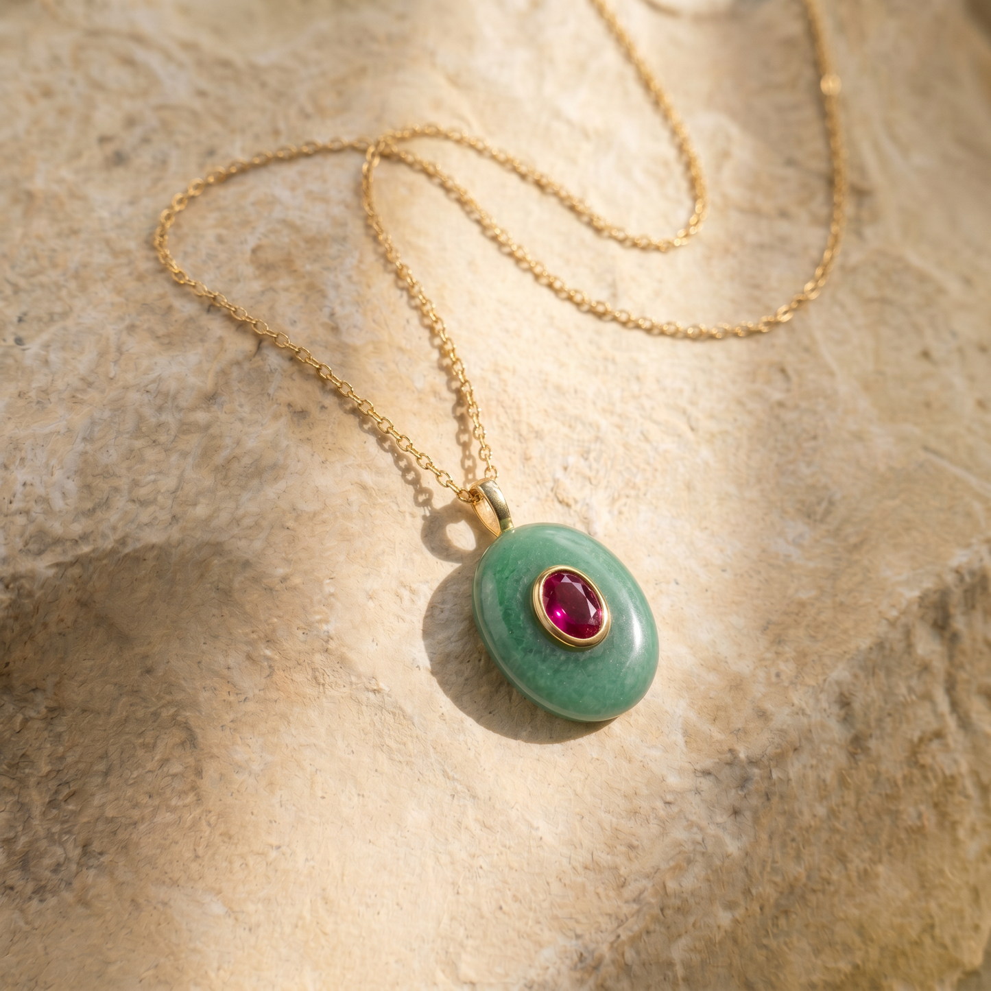 Su elegante forma ovalada de 19x13 mm simboliza el camino, la evolución y el crecimiento constante. Un diseño pensado para recordarte que cada pequeño paso puede acercarte a la vida que deseas construir.