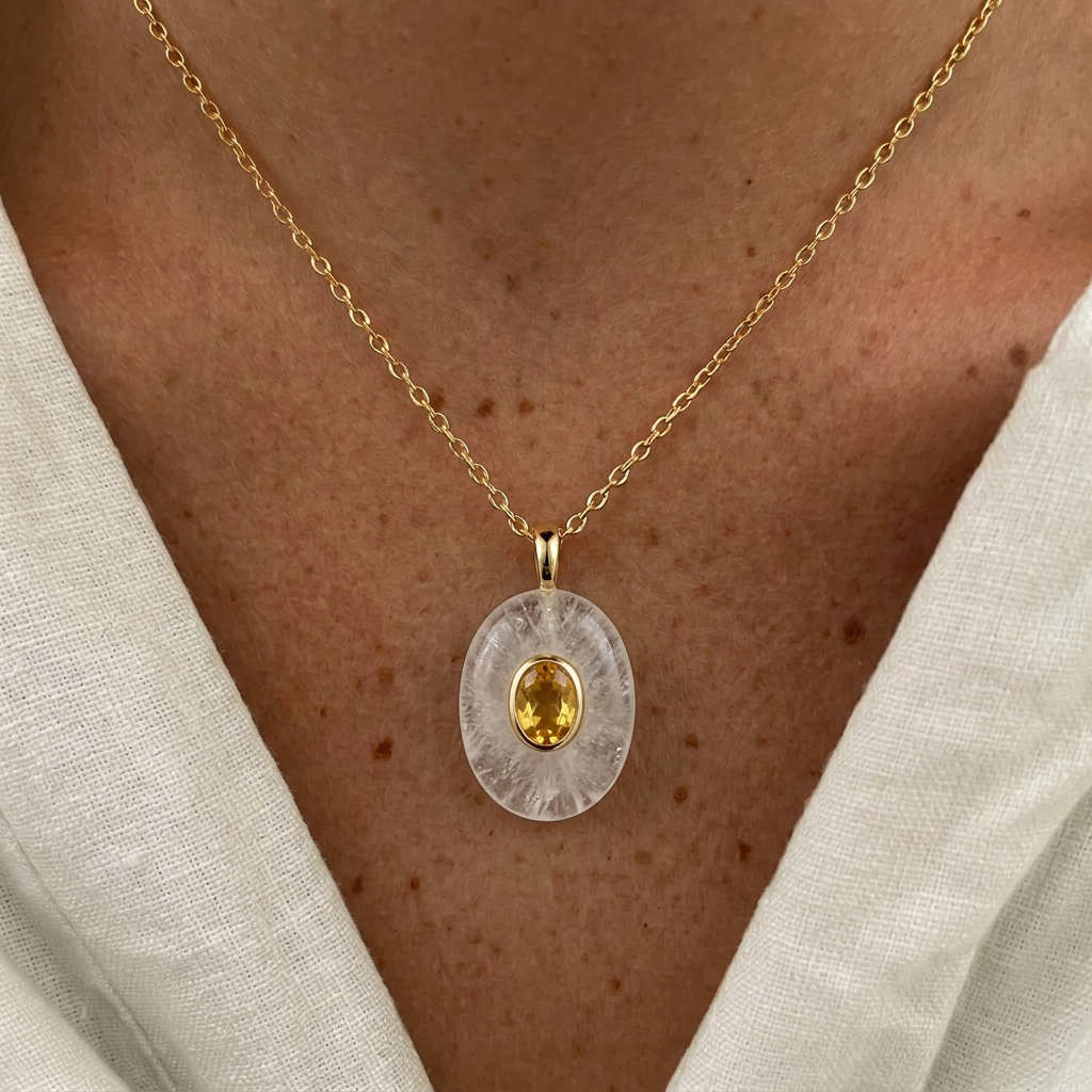 Descubre el Colgante Óvalo de Cuarzo Blanco de Bendita Eva con circonita color citrino. Elaborado en piedra natural y acero inoxidable 316L bañado en oro de 18K. Waterproof e inspirado en la claridad, el equilibrio y los nuevos comienzos - Bendita Eva
