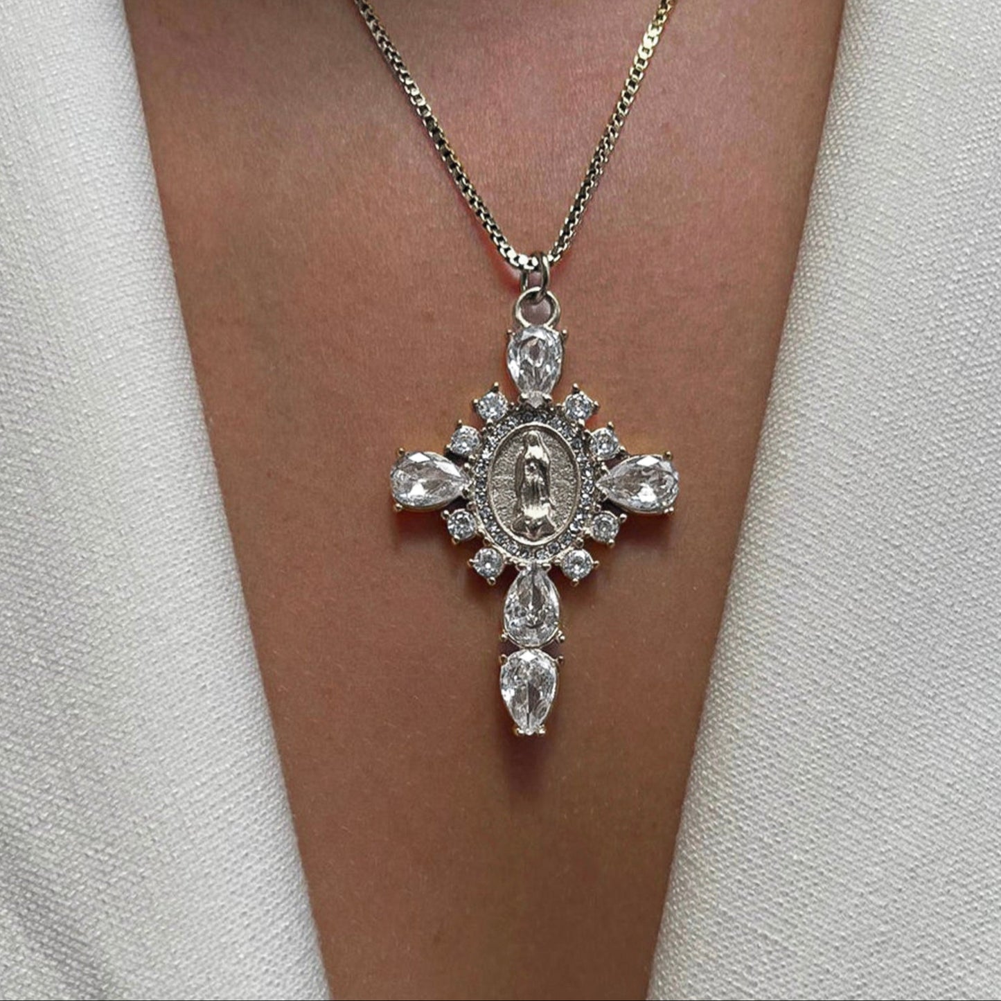 Colgante cruz de plata con circonitas blancas lucido en cuello de modelo, cadena ajustable 40-45 cm, resistente al agua, Bendita Eva