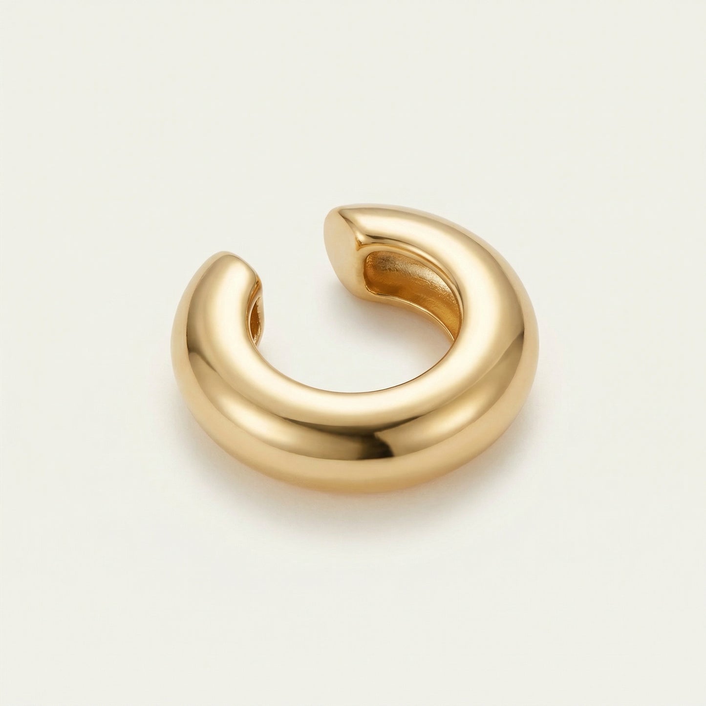 Este ear cuff de plata de ley con baño de oro es ideal para quienes buscan un pendiente sencillo, en tendencia y fácil de combinar en el día a día-Bendita Eva