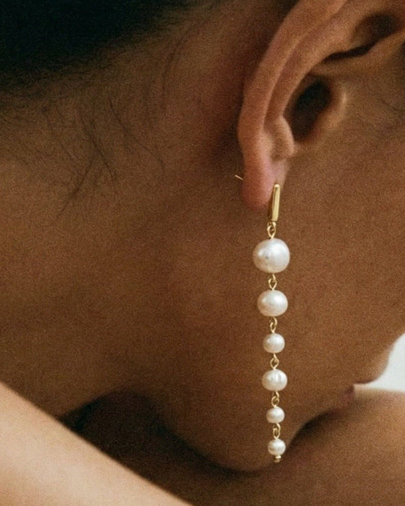 Diseñados y fabricados en España, están elaborados en plata de ley 925 y bañados en oro de 18K, logrando un brillo cálido y duradero que realza la piel con sutileza.