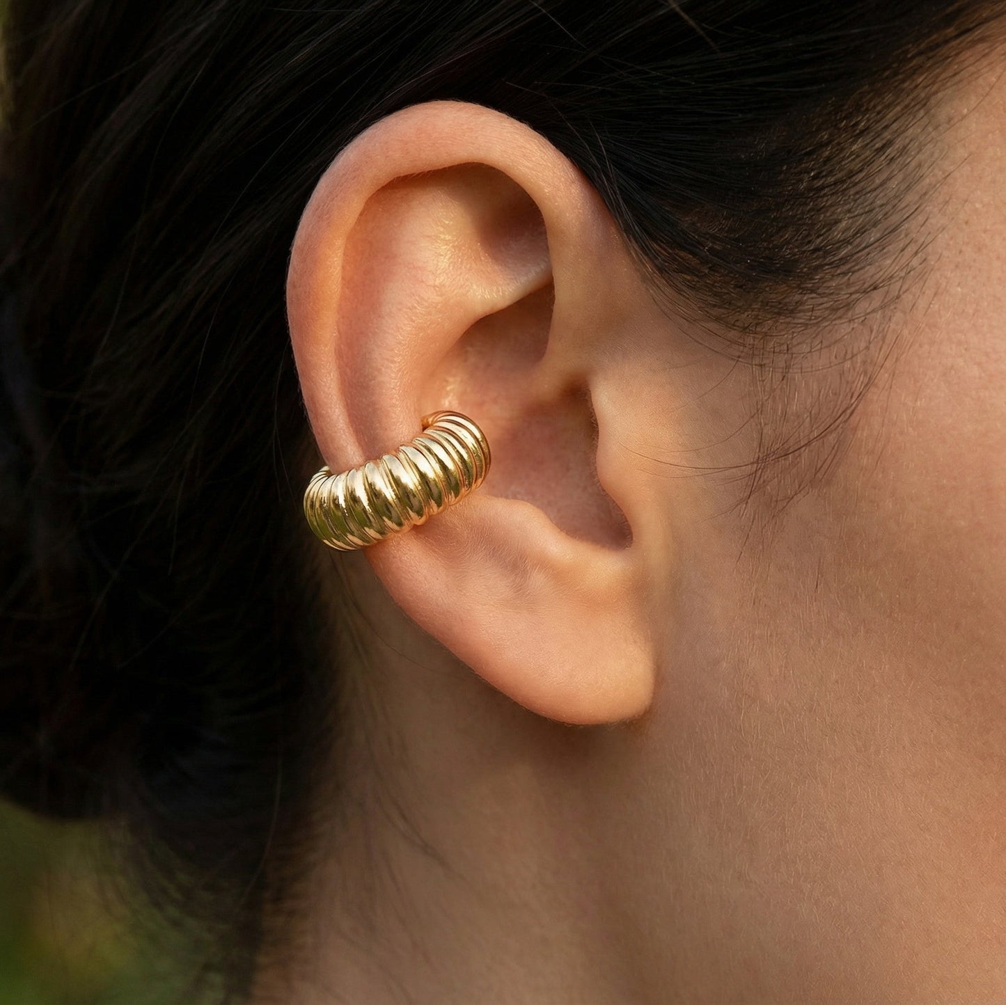 Está fabricado en plata de ley 925 y acabado con baño de oro de 18K, ofreciendo una joya resistente y cómoda que se adapta a la oreja sin necesidad de perforación - Bendita Eva